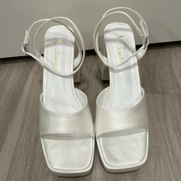 Elegant White Block Heel Sandals - Picture 2 of 5